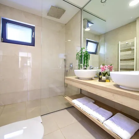 Luminosa With Outdoor And Indoor Pool And Sauna Villa *