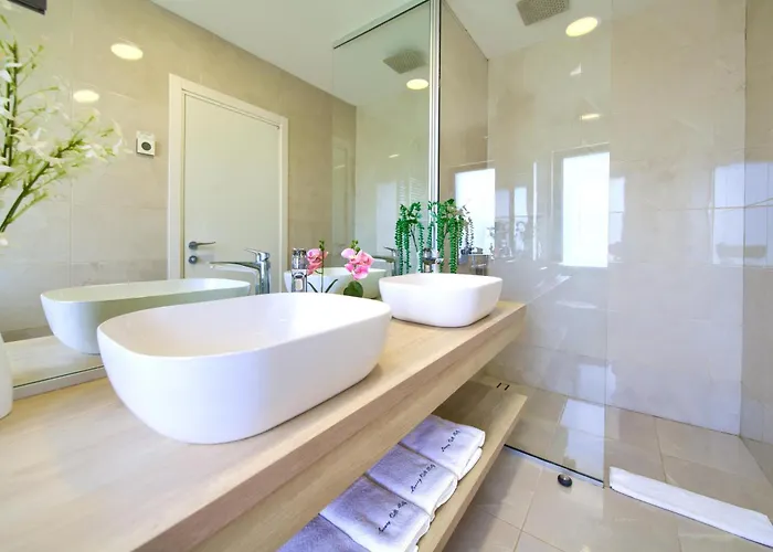 Luminosa With Outdoor And Indoor Pool And Sauna * Vrh (Krk)
