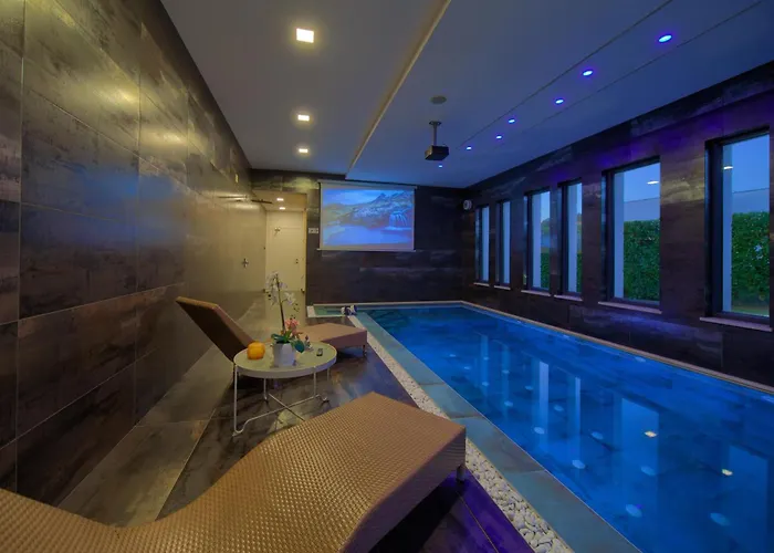 Luminosa With Outdoor And Indoor Pool And Sauna