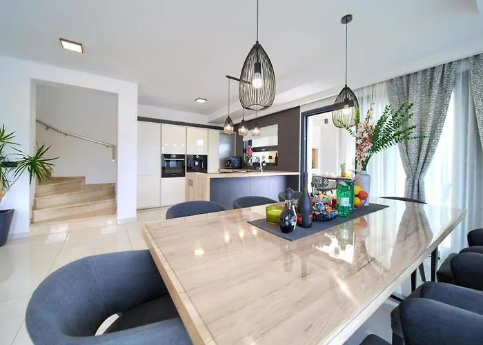 Villa Luminosa With Outdoor And Indoor Pool And Sauna Vrh (Krk)