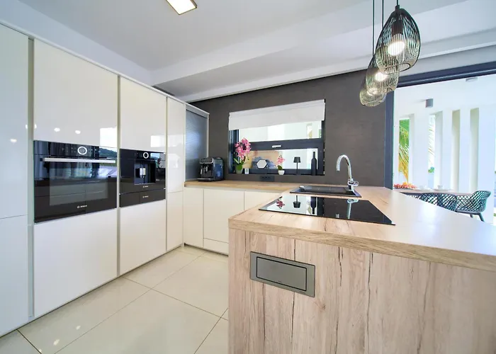 Villa Luminosa With Outdoor And Indoor Pool And Sauna
