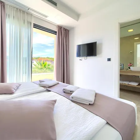 别墅 Luminosa With Outdoor And Indoor Pool And Sauna Vrh (Krk)