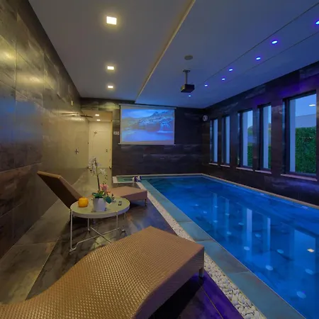Luminosa With Outdoor And Indoor Pool And Sauna