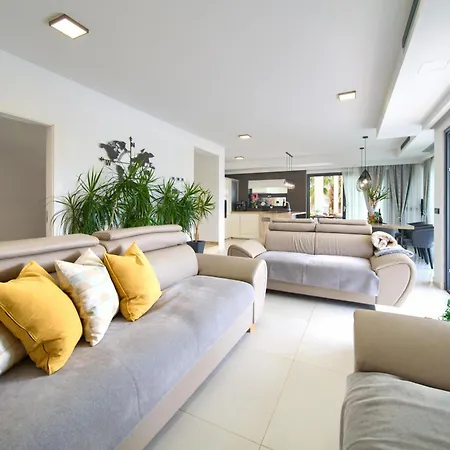 Luminosa With Outdoor And Indoor Pool And Sauna Villa *