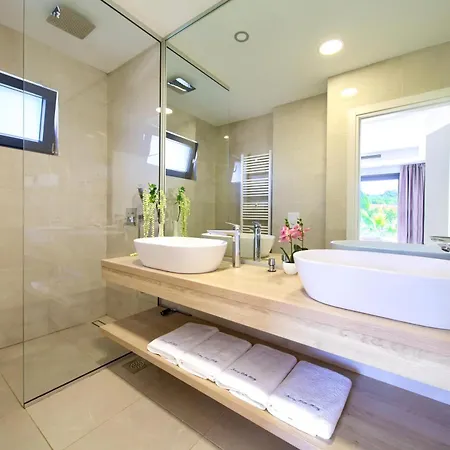 Villa Luminosa With Outdoor And Indoor Pool And Sauna *