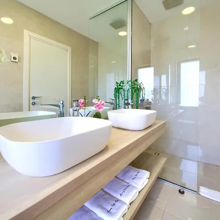 Luminosa With Outdoor And Indoor Pool And Sauna * Vrh (Krk)