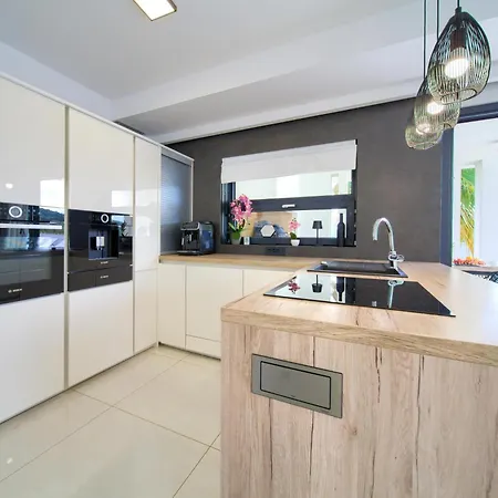 Villa Luminosa With Outdoor And Indoor Pool And Sauna