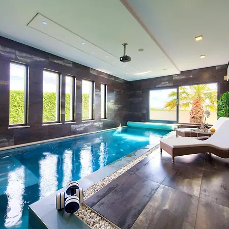 Villa Luminosa With Outdoor And Indoor Pool And Sauna *