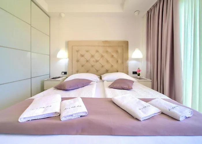 Villa Luminosa With Outdoor And Indoor Pool And Sauna *