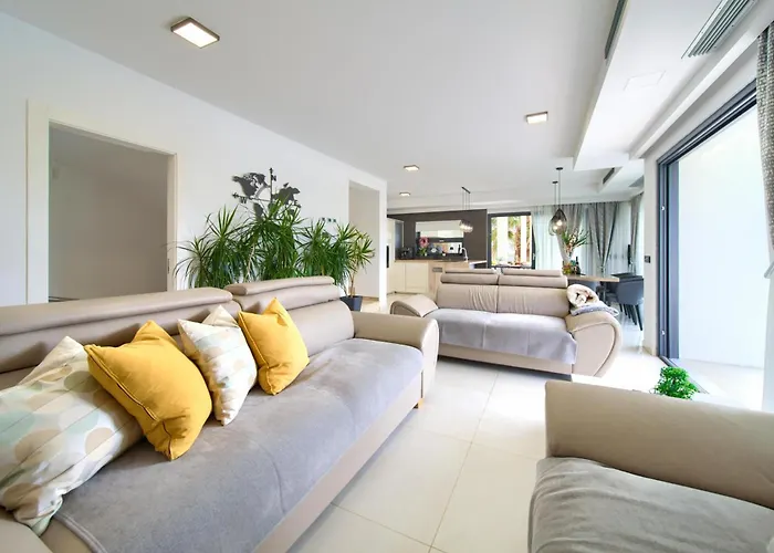 Luminosa With Outdoor And Indoor Pool And Sauna Villa *