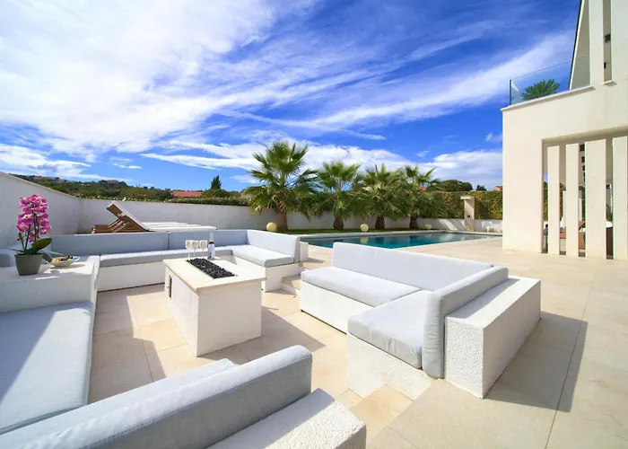 Luminosa With Outdoor And Indoor Pool And Sauna * Vrh (Krk)