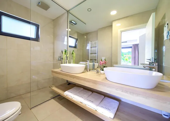 Villa Luminosa With Outdoor And Indoor Pool And Sauna *
