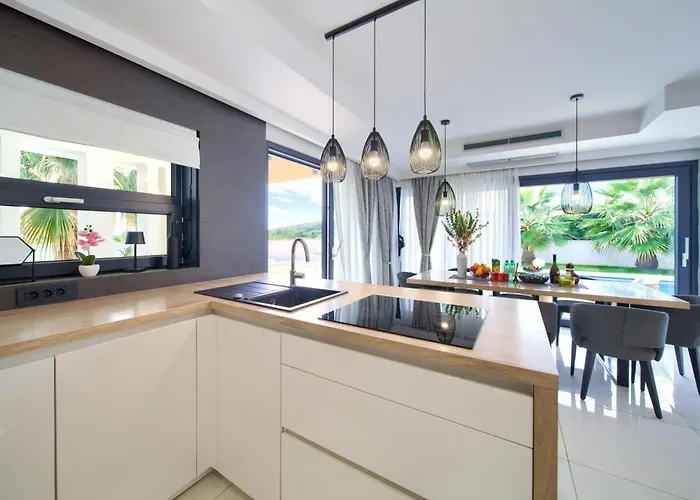 Villa Luminosa With Outdoor And Indoor Pool And Sauna