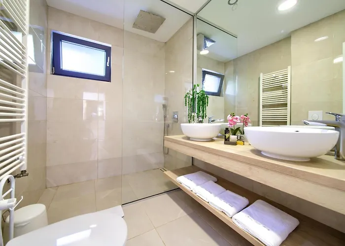 Luminosa With Outdoor And Indoor Pool And Sauna Villa *