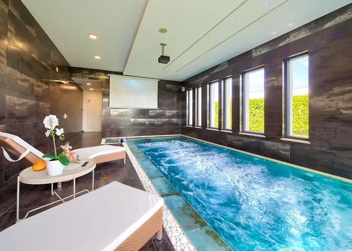 Villa Luminosa With Outdoor And Indoor Pool And Sauna *