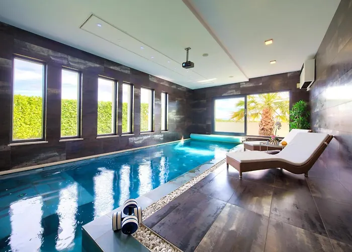 Villa Luminosa With Outdoor And Indoor Pool And Sauna *
